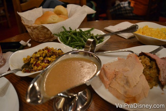 Foto da mesa com as diversas opções de comida Family Style no Liberty Tree Tavern, restaurante da Liberty Square do Magic Kingdom 