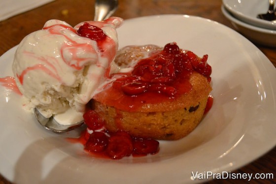 Foto da sobremesa do jantar, bolinho de cranberry com sorvete 