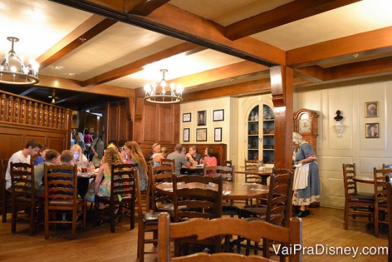 Foto das mesas de madeira no interior do Liberty Tree Tavern