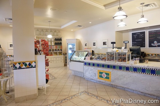 Foto da Gelateria do Portofino Bay por dentro 