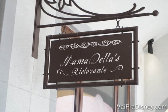 Foto da placa do Mama Della's Ristorante, uma cantina italiana 