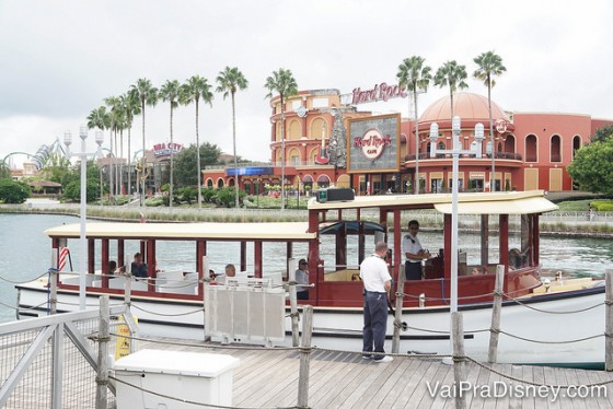 Foto do barco que sai do CityWalk e vai até o Portofino Bay.