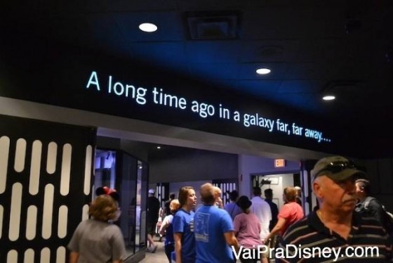 Foto da frase dos filmes, "A long time ago in a galaxy far, far away..." escrita no teto do Launch Bay 