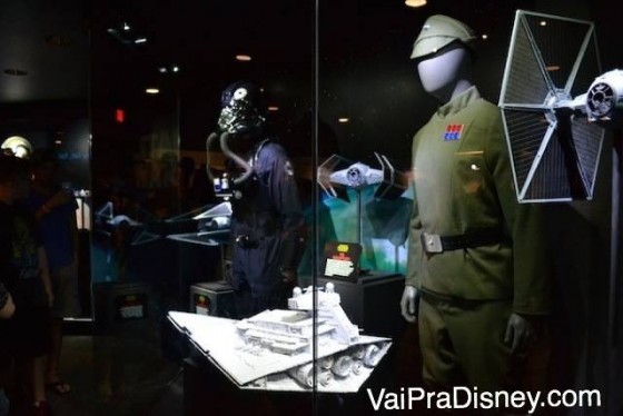 Roupas de personagens de Star Wars  na exposição de itens dos filmes