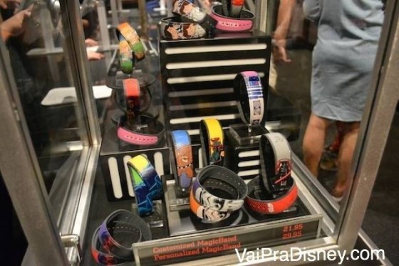 Foto das MagicBands personalizadas de Star Wars expostas em uma caixa de vidro 