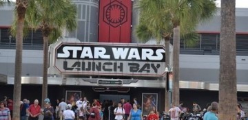 Foto da parte externa do Star Wars Launch Bay, local destinado a Star Wars no Hollywood Studios
