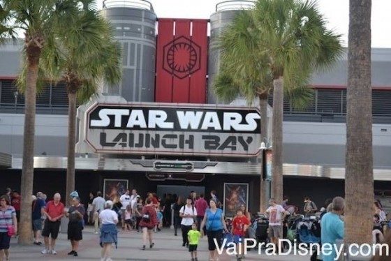 Foto da parte externa do Star Wars Launch Bay, local destinado a Star Wars no Hollywood Studios 