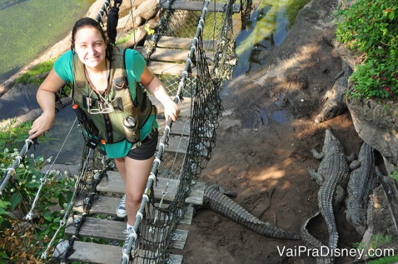 Foto da Renata passando pela ponte sobre os crocodilos e sorrindo para a câmera 