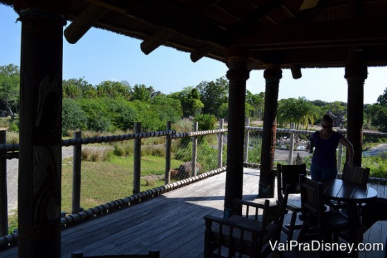 Foto do espaço no meio da área do safari onde os visitantes param para comer e ver os animais.