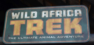 Foto da placa indicando o Wild Africa Trek, o tour pelo backstage do safari do Animal Kingdom na Disney