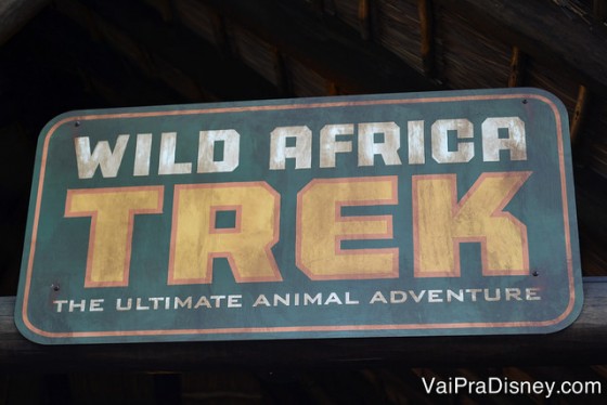 Foto da placa indicando o Wild Africa Trek, o tour pelo backstage do safari do Animal Kingdom na Disney 