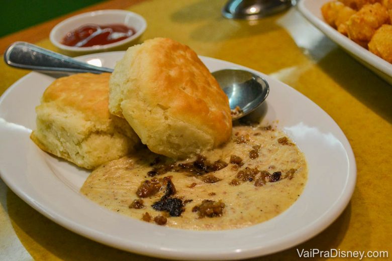 Foto de um pão com gravy em um prato fundo no café da manhã  