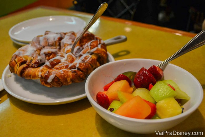 Um pão doce e salada de frutas no café da manhã do Garden Grill