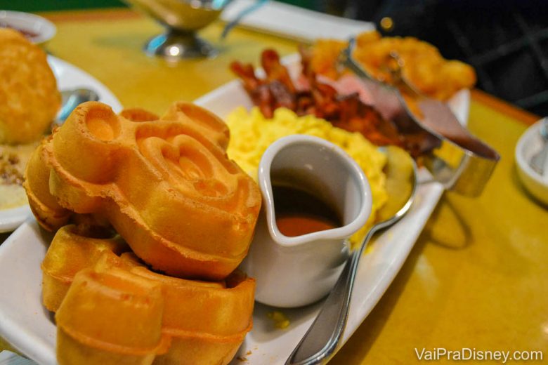 Foto do café da manhã do Garden Grill, com waffles do Mickey, calda, ovos mexidos e bacon 