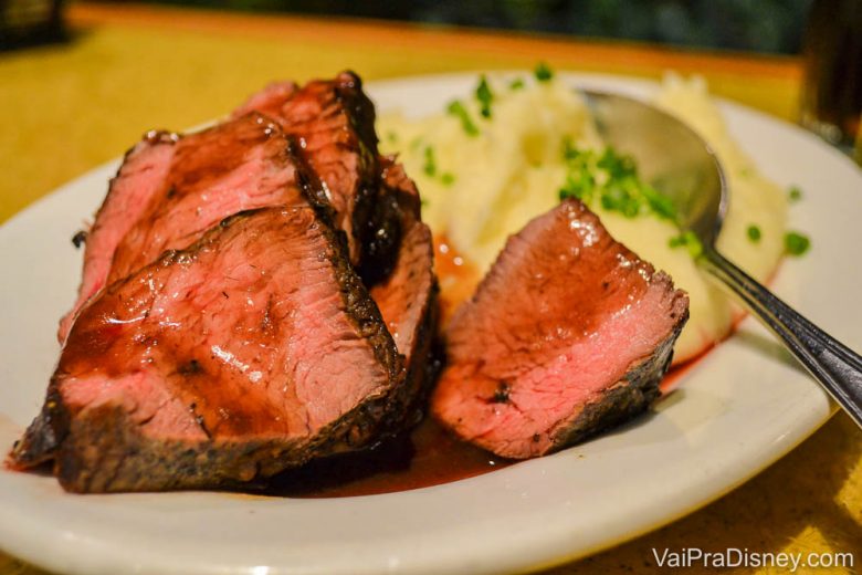 Foto de uma carne acompanhada de purê de batata no Garden Grill