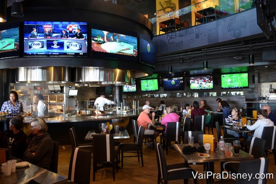 Foto do NBC Sports Grill & Brew por dentro.