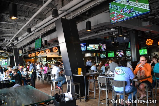 Foto da área do bar do NBC Sports Grill & Brew. 