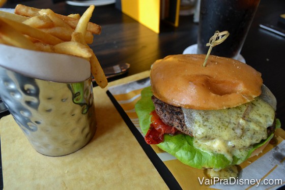 Foto do cheeseburguer no prato, acompanhado de batatas 