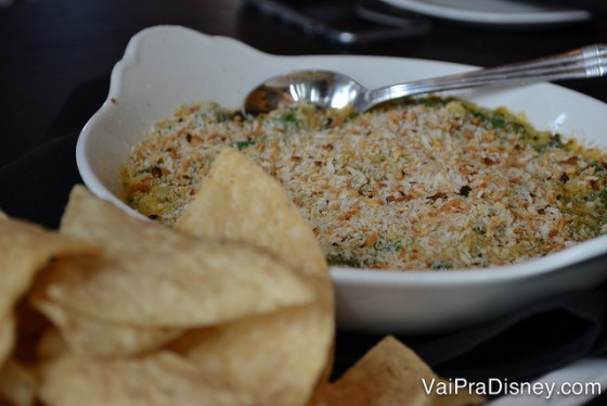 Foto do artichoke spinach dip do NBC Sports Grill 