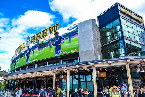 Foto do exterior do bar e restaurante NBC Sports Grill & Brew, no CityWalk da Universal, com sua tela gigante embaixo do letreiro.