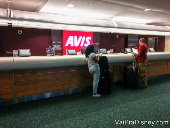 Balcão da Avis no aeroporto de Orlando. Sem nenhuma fila