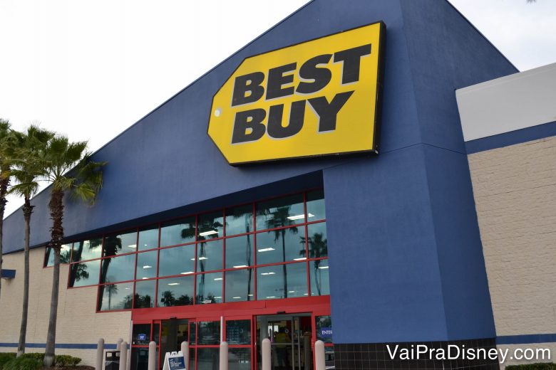 Foto da fachada da loja de eletrônicos Best Buy em Orlando 