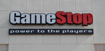 Foto da entrada da Game Stop em Orlando. A placa tem a palavra "Game" escrita em branco e "Stop" escrita em vermelho.