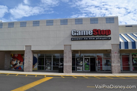 Foto da fachada da loja Game Stop em Orlando. A placa tem a palavra "Game" escrita em branco e "Stop" escrita em vermelho. 