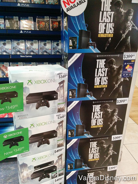 Consoles para a venda na Game Stop de Orlando. Foto de caixas de Xbox e outro console à venda na Game Stop. 