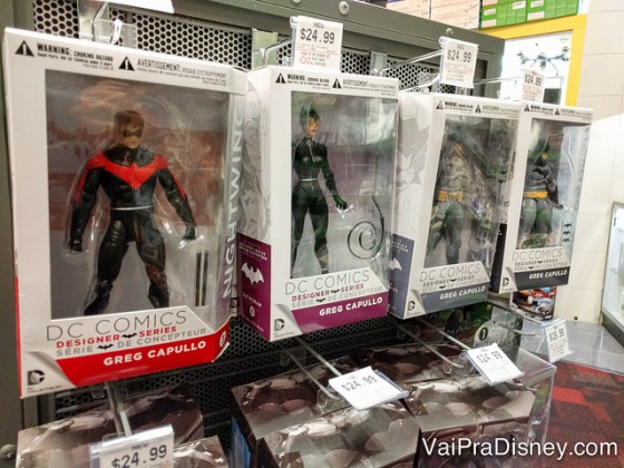 Foto de diversos action figures da D.C. Comics nas caixas 