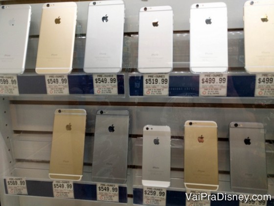 Foto de iPhones usados e desbloqueados com desconto à venda na prateleira da loja 