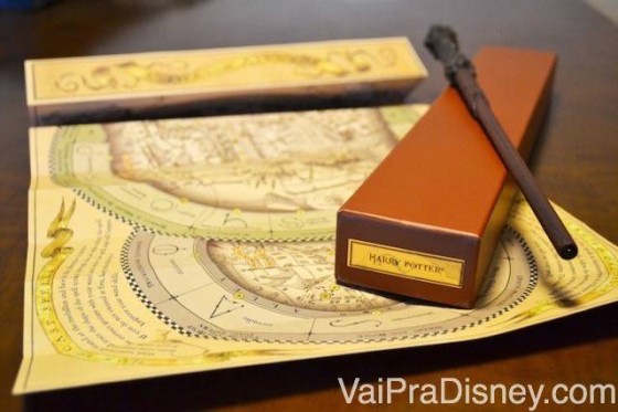 Foto de uma das varinhas interativas de Harry Potter, que vem com a etiqueta dourada. 