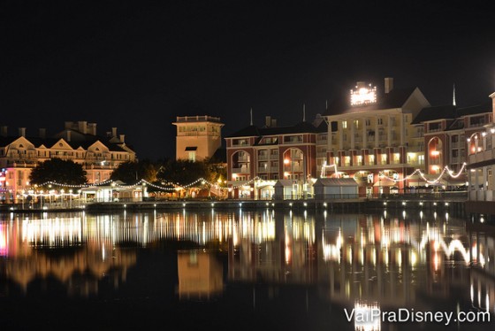 100 dicas em 100 dias: o Boardwalk de noite, todo iluminado ao redor do lago 