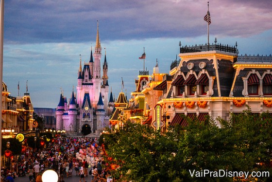 100 dicas em 100 dias: o Magic Kingdom ao anoitecer, com a Main Street já iluminada e o castelo da Cinderela ao fundo 