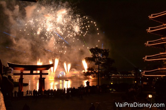 100 dicas em 100 dias: Foto do show Illuminations visto da varanda do Japão no Epcot 