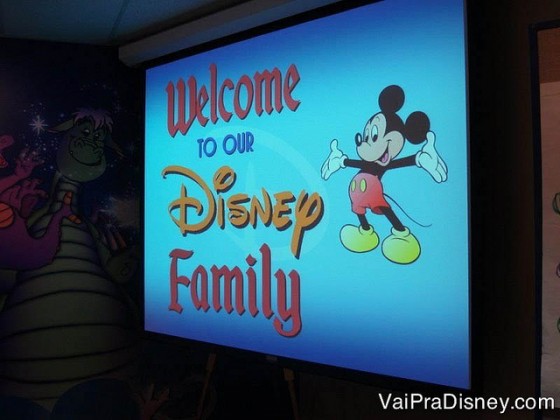 Foto de uma placa com o Mickey que diz "Welcome to our Disney Family"