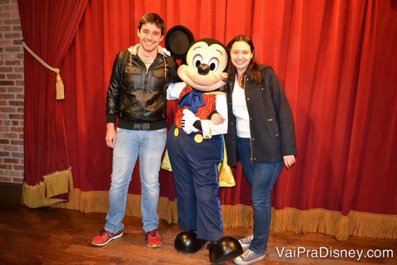 100 dicas em 100 dias: foto da Renata e do Felipe com o Mickey no Town Square Theater, o melhor lugar para encontrar o Mickey