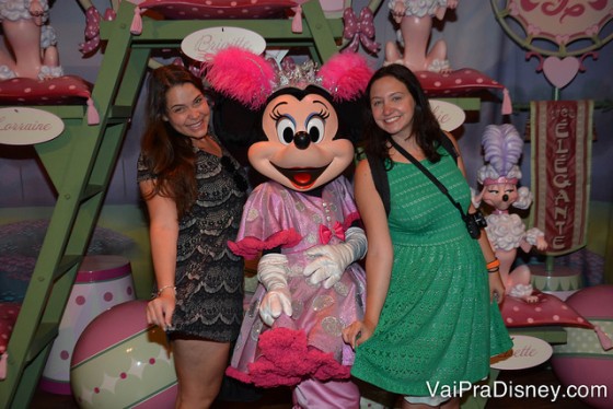 Bia e Renata com a Minnie no Circus Stars no Pete's Silly Sideshow