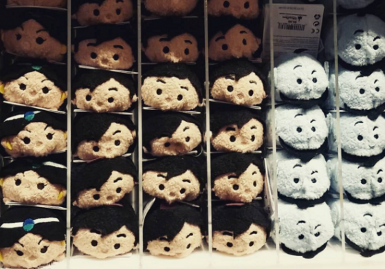 Foto dos Tsum Tsums de Aladdin à venda em uma loja 