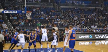 Foto dos jogadores na quadra durante uma partida da NBA em Orlando