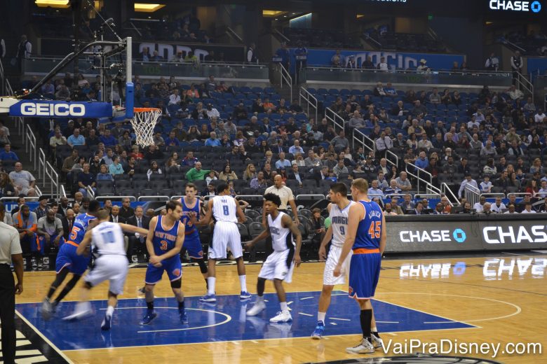 Foto dos jogadores durante uma partida de basquete da NBA no Amway Center, em Orlando 