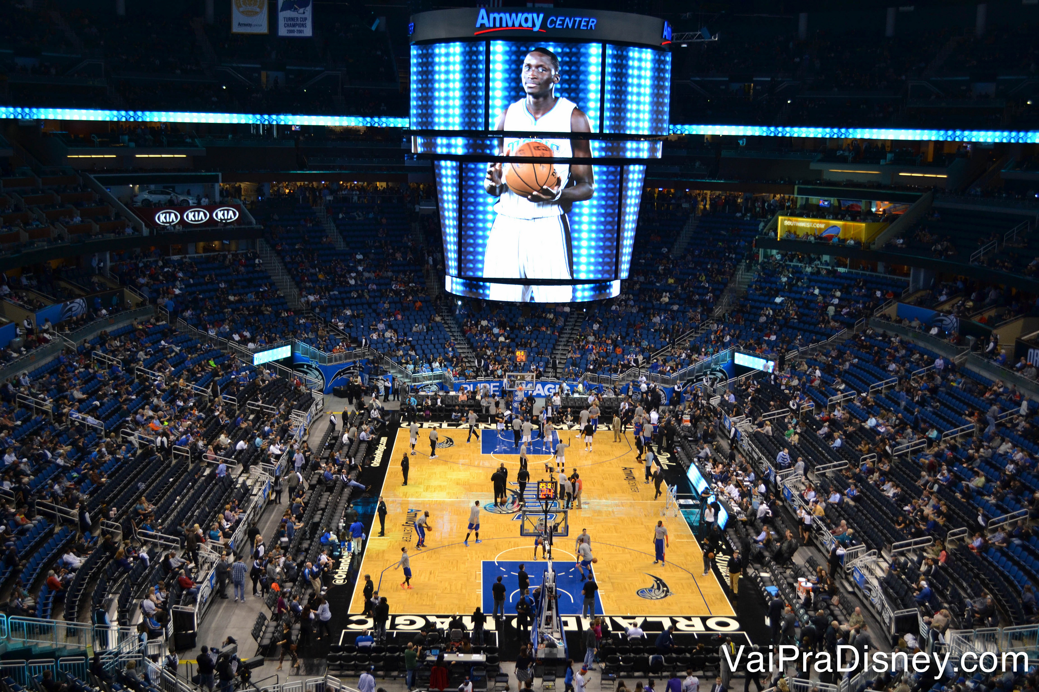 Foto dos jogadores na quadra, a arquibancada e o telão durante uma partida de basquete da NBA no Amway Center, em Orlando 