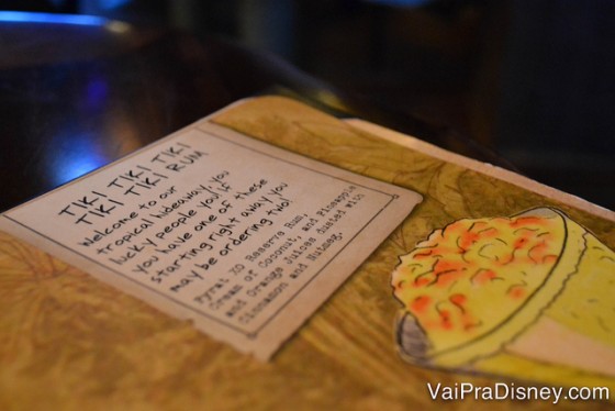Ilustração no cardápio da bebida Tiki Tiki Tiki Rum, perfeita referência ao Enchanted Tiki Room no Magic Kingdom.
