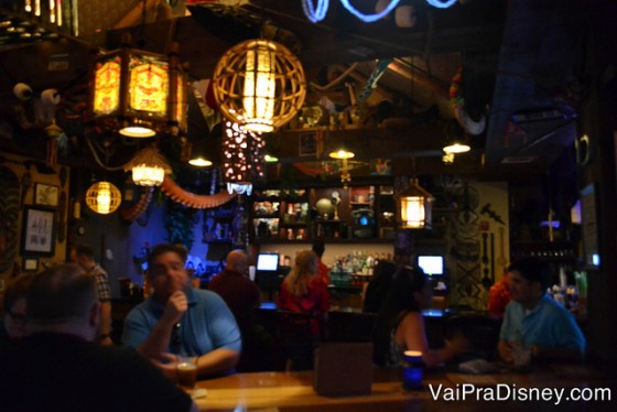 Foto do Trader Sam's por dentro, com iluminação baixa e lustres diferentes 