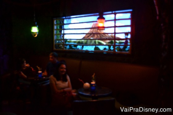 Foto do Trader Sam's por dentro, com iluminação baixa e lustres diferentes 