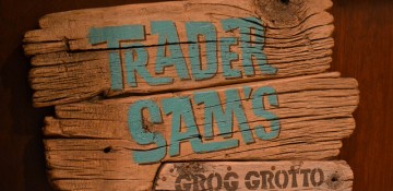 Foto da placa do Trader Sam's Grog Grotto, o bar escondido com referências às atrações que fica no hotel Polynesian