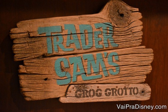 Foto da placa do Trader Sam's Grog Grotto, o bar escondido com referências às atrações que fica no hotel Polynesian 