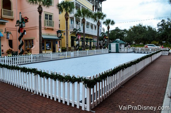 Pista de patinação montada na época do natal. As crianças se divertem!