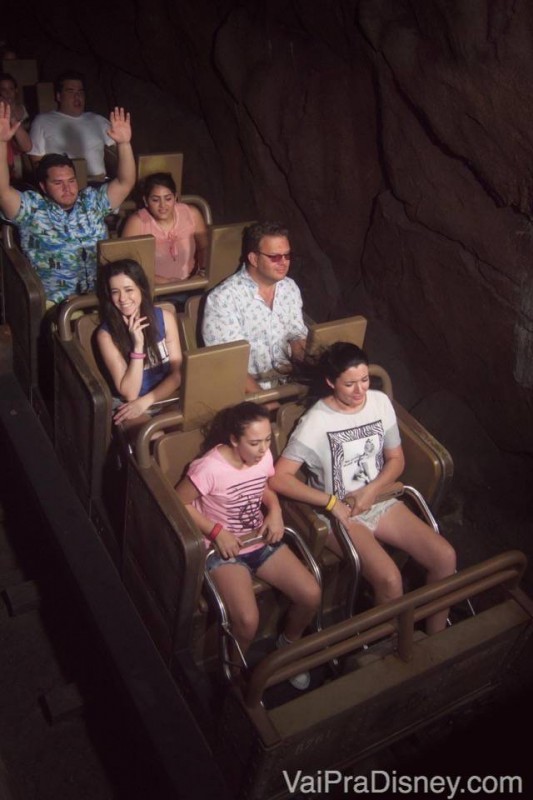 Curtindo uma das atrações mais divertidas da Disney (e rindo do perigo enquanto pousa pra foto)! :)