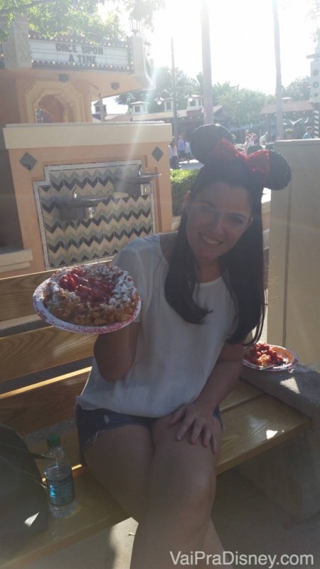 Clássico Funnel Cake com calda de morango do nosso top 10 Doces da Disney! :)